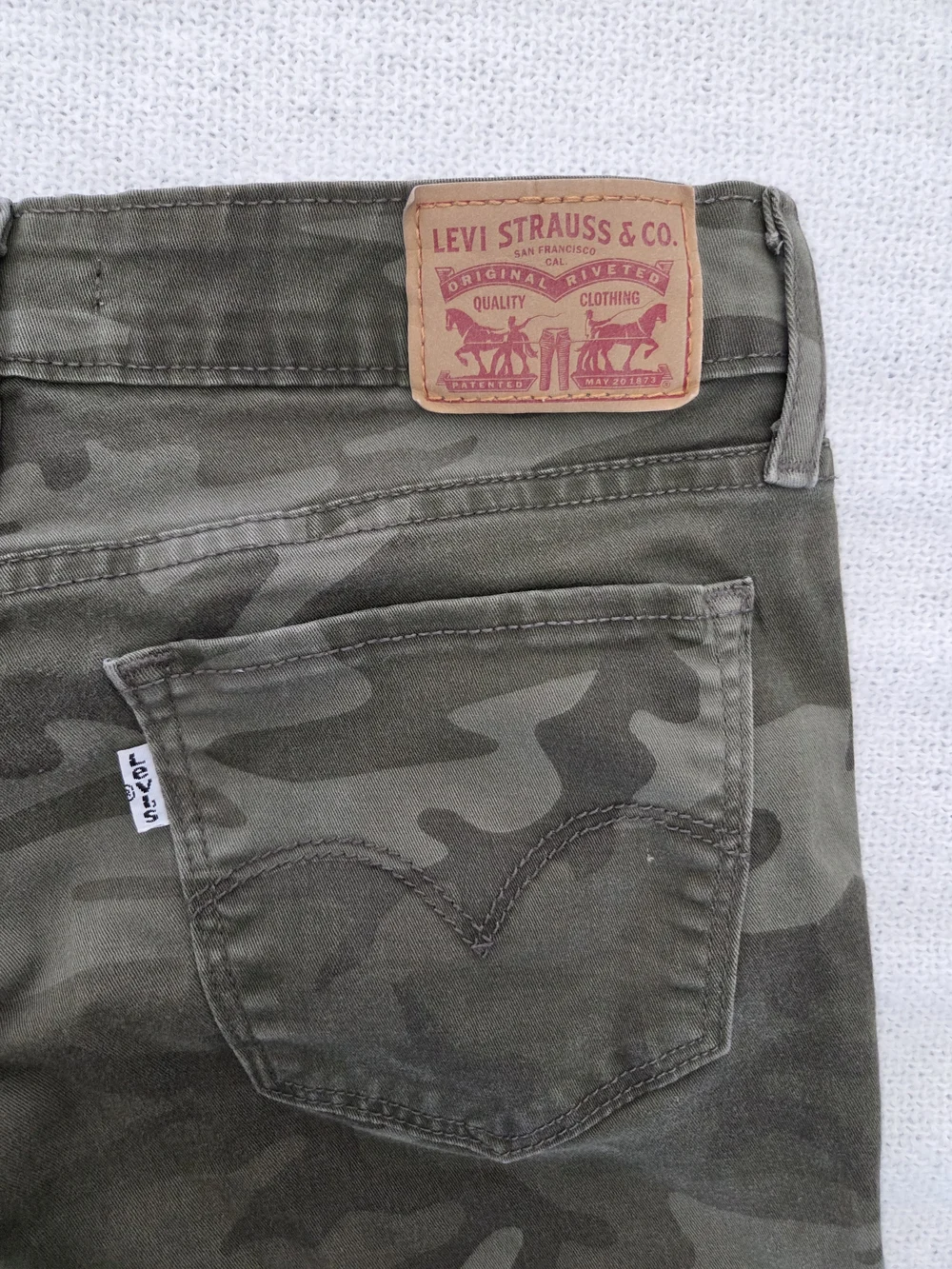 Levi's Women's Skinny Camo Pants in Olive Green - Picture 5 of 6